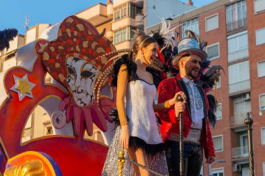 Cartagena, Ispanya-Mart 2, 2019 Murcia bölgesinde ünlü bir kasabanın sakinleri tarafından düzenlenen renkli bir karnaval geçit töreni