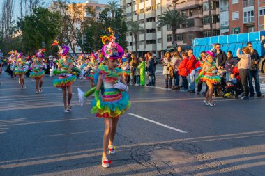 Cartagena, Ispanya-Mart 2, 2019 Murcia bölgesinde ünlü bir kasabanın sakinleri tarafından düzenlenen renkli bir karnaval geçit töreni
