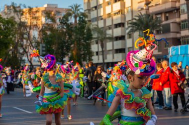 Cartagena, Ispanya-Mart 2, 2019 Murcia bölgesinde ünlü bir kasabanın sakinleri tarafından düzenlenen renkli bir karnaval geçit töreni