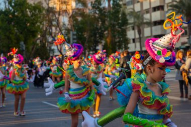 Cartagena, Ispanya-Mart 2, 2019 Murcia bölgesinde ünlü bir kasabanın sakinleri tarafından düzenlenen renkli bir karnaval geçit töreni