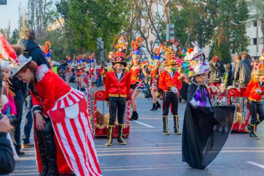 Cartagena, Ispanya-Mart 2, 2019 Murcia bölgesinde ünlü bir kasabanın sakinleri tarafından düzenlenen renkli bir karnaval geçit töreni