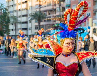 Cartagena, Ispanya-Mart 2, 2019 Murcia bölgesinde ünlü bir kasabanın sakinleri tarafından düzenlenen renkli bir karnaval geçit töreni