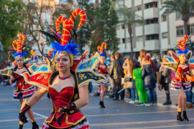 Cartagena, Ispanya-Mart 2, 2019 Murcia bölgesinde ünlü bir kasabanın sakinleri tarafından düzenlenen renkli bir karnaval geçit töreni