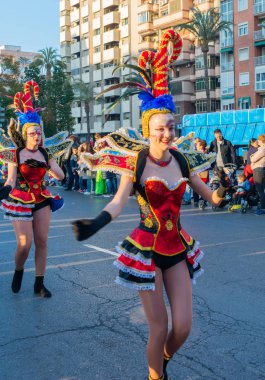 Cartagena, Ispanya-Mart 2, 2019 Murcia bölgesinde ünlü bir kasabanın sakinleri tarafından düzenlenen renkli bir karnaval geçit töreni