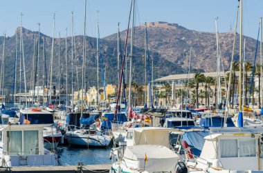 Cartagena, İspanya - 22 Şubat 2019 Cartagena Murcia bölgesi, bir yer gevşeme yanı sıra yer Denizcilik sektörünün ünlü limanda