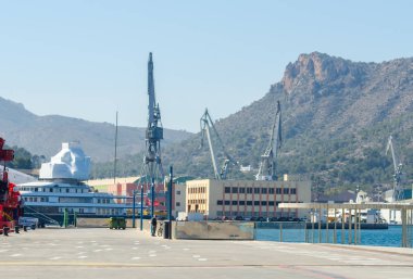Cartagena, İspanya - 22 Şubat 2019 Cartagena Murcia bölgesi, bir yer gevşeme yanı sıra yer Denizcilik sektörünün ünlü limanda