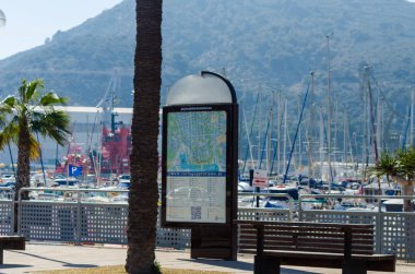 Cartagena, İspanya - 22 Şubat 2019 Cartagena Murcia bölgesi, bir yer gevşeme yanı sıra yer Denizcilik sektörünün ünlü limanda