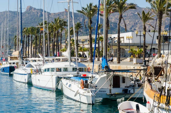 Cartagena, İspanya - 22 Şubat 2019 Cartagena Murcia bölgesi, bir yer gevşeme yanı sıra yer Denizcilik sektörünün ünlü limanda