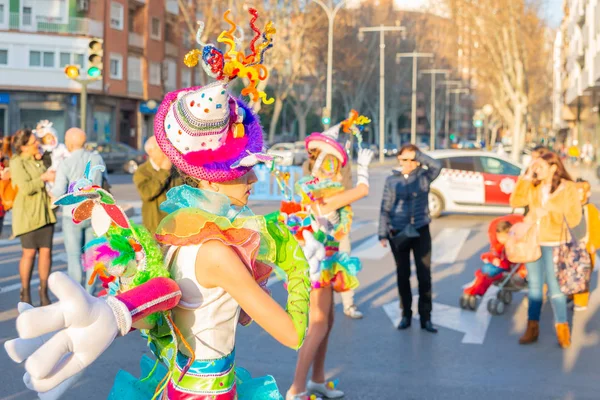 Cartagena, Ispanya-Mart 2, 2019 Murcia bölgesinde ünlü bir kasabanın sakinleri tarafından düzenlenen renkli bir karnaval geçit töreni