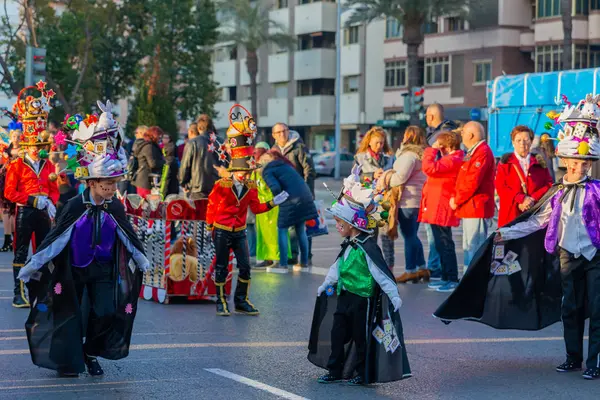 Cartagena, Ispanya-Mart 2, 2019 Murcia bölgesinde ünlü bir kasabanın sakinleri tarafından düzenlenen renkli bir karnaval geçit töreni