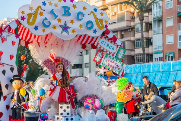 Cartagena, Ispanya-Mart 2, 2019 Murcia bölgesinde ünlü bir kasabanın sakinleri tarafından düzenlenen renkli bir karnaval geçit töreni