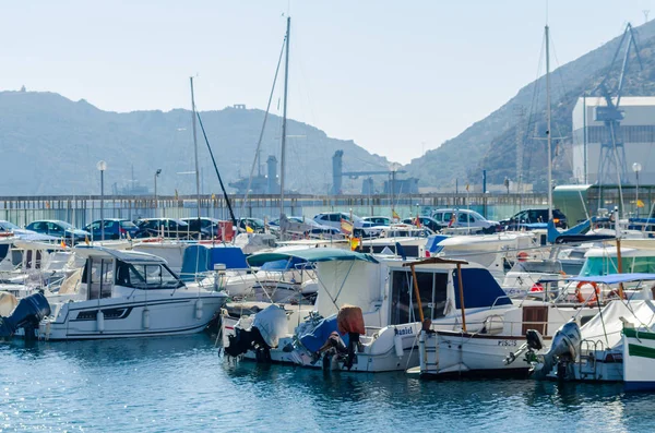 Cartagena, İspanya - 22 Şubat 2019 Cartagena Murcia bölgesi, bir yer gevşeme yanı sıra yer Denizcilik sektörünün ünlü limanda