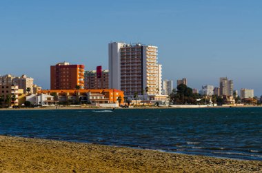 La Manga, Ispanya-4 Mart 2019 aktif spor pratiği yapan Insanlar, rüzgarlı bir koyda güç uçurtma kullanarak dalga sürme