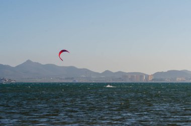 La Manga, Ispanya-4 Mart 2019 aktif spor pratiği yapan Insanlar, rüzgarlı bir koyda güç uçurtma kullanarak dalga sürme