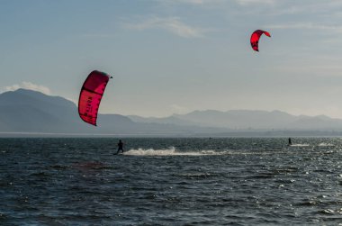 La Manga, Ispanya-4 Mart 2019 aktif spor pratiği yapan Insanlar, rüzgarlı bir koyda güç uçurtma kullanarak dalga sürme
