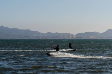 La Manga, Ispanya-4 Mart 2019 kiteboarder, BL 'de sörf yapıyor