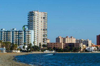 La Manga, Ispanya-4 Mart 2019 kiteboarder, BL 'de sörf yapıyor