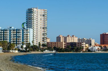 La Manga, Ispanya-4 Mart 2019 kiteboarder, BL 'de sörf yapıyor