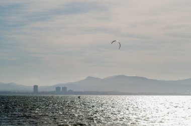 La Manga, Ispanya-4 Mart 2019 aktif spor pratiği yapan Insanlar, rüzgarlı bir koyda güç uçurtma kullanarak dalga sürme