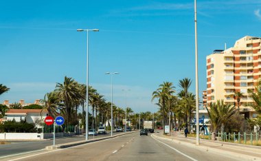 La Manga, İspanya, 4 Mart 2019 Avenida Gran Va de la Manga Cabo de Palos 'tan Punta del Monte' ye.