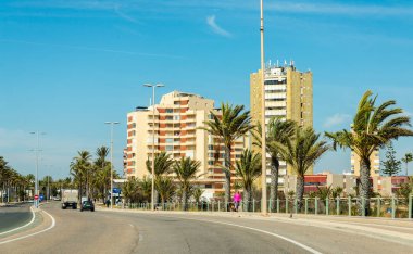 La Manga, İspanya, 4 Mart 2019 Avenida Gran Va de la Manga Cabo de Palos 'tan Punta del Monte' ye.