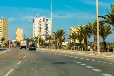 La Manga, İspanya, 4 Mart 2019 Avenida Gran Va de la Manga Cabo de Palos 'tan Punta del Monte' ye.