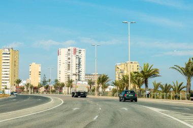 La Manga, İspanya, 4 Mart 2019 Avenida Gran Va de la Manga Cabo de Palos 'tan Punta del Monte' ye.