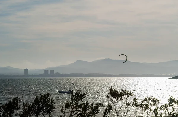 La Manga, Ispanya-4 Mart 2019 aktif spor pratiği yapan Insanlar, rüzgarlı bir koyda güç uçurtma kullanarak dalga sürme