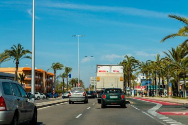 La Manga, İspanya, 4 Mart 2019 Avenida Gran Va de la Manga Cabo de Palos 'tan Punta del Monte' ye.