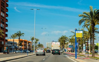 La Manga, İspanya, 4 Mart 2019 Avenida Gran Va de la Manga Cabo de Palos 'tan Punta del Monte' ye.