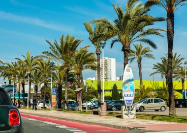 La Manga, İspanya, 4 Mart 2019 Avenida Gran Va de la Manga Cabo de Palos 'tan Punta del Monte' ye.