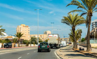 La Manga, İspanya, 4 Mart 2019 Avenida Gran Va de la Manga Cabo de Palos 'tan Punta del Monte' ye.