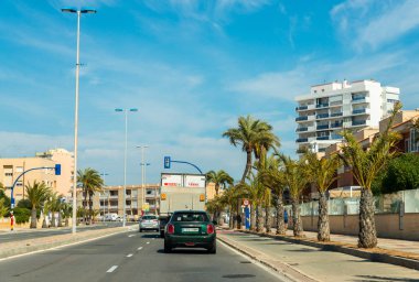 La Manga, İspanya, 4 Mart 2019 Avenida Gran Va de la Manga Cabo de Palos 'tan Punta del Monte' ye.