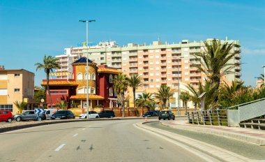 La Manga, İspanya, 4 Mart 2019 Avenida Gran Va de la Manga Cabo de Palos 'tan Punta del Monte' ye.