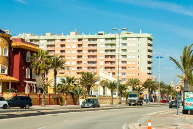 La Manga, İspanya, 4 Mart 2019 Avenida Gran Va de la Manga Cabo de Palos 'tan Punta del Monte' ye.