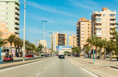 La Manga, İspanya, 4 Mart 2019 Avenida Gran Va de la Manga Cabo de Palos 'tan Punta del Monte' ye.