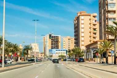 La Manga, İspanya, 4 Mart 2019 Avenida Gran Va de la Manga Cabo de Palos 'tan Punta del Monte' ye.
