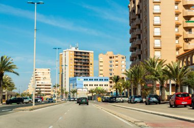 La Manga, İspanya, 4 Mart 2019 Avenida Gran Va de la Manga Cabo de Palos 'tan Punta del Monte' ye.