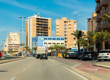La Manga, İspanya, 4 Mart 2019 Avenida Gran Va de la Manga Cabo de Palos 'tan Punta del Monte' ye.