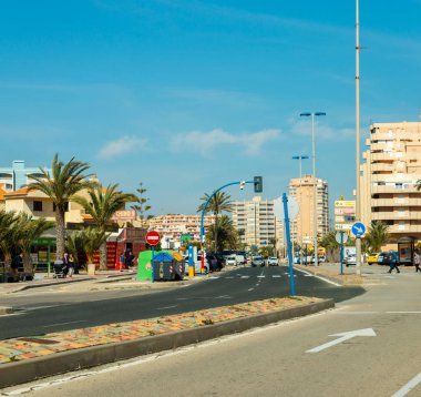 La Manga, İspanya, 4 Mart 2019 Avenida Gran Va de la Manga Cabo de Palos 'tan Punta del Monte' ye.