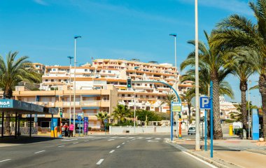 La Manga, İspanya, 4 Mart 2019 Avenida Gran Va de la Manga Cabo de Palos 'tan Punta del Monte' ye.