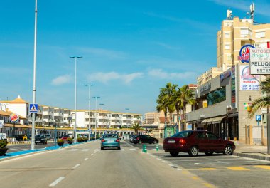 La Manga, İspanya, 4 Mart 2019 Avenida Gran Va de la Manga Cabo de Palos 'tan Punta del Monte' ye.