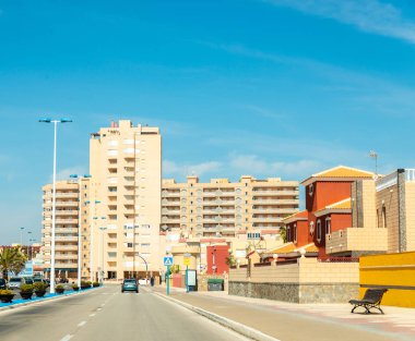 La Manga, İspanya, 4 Mart 2019 Avenida Gran Va de la Manga Cabo de Palos 'tan Punta del Monte' ye.