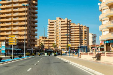 La Manga, İspanya, 4 Mart 2019 Avenida Gran Va de la Manga Cabo de Palos 'tan Punta del Monte' ye.