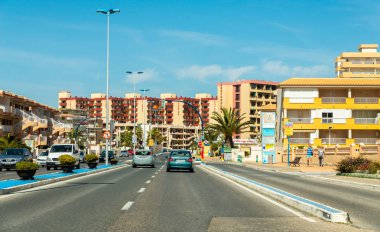 La Manga, İspanya, 4 Mart 2019 Avenida Gran Va de la Manga Cabo de Palos 'tan Punta del Monte' ye.