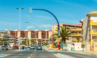 La Manga, İspanya, 4 Mart 2019 Avenida Gran Va de la Manga Cabo de Palos 'tan Punta del Monte' ye.