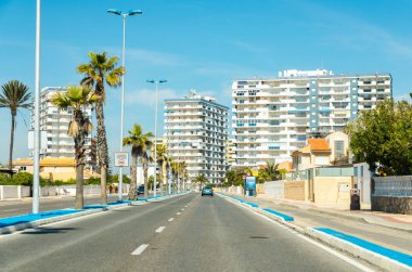 La Manga, İspanya, 4 Mart 2019 Avenida Gran Va de la Manga Cabo de Palos 'tan Punta del Monte' ye.