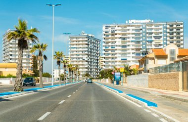 La Manga, İspanya, 4 Mart 2019 Avenida Gran Va de la Manga Cabo de Palos 'tan Punta del Monte' ye.
