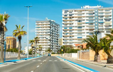 La Manga, İspanya, 4 Mart 2019 Avenida Gran Va de la Manga Cabo de Palos 'tan Punta del Monte' ye.