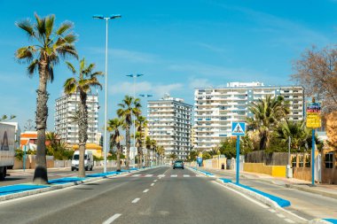 La Manga, İspanya, 4 Mart 2019 Avenida Gran Va de la Manga Cabo de Palos 'tan Punta del Monte' ye.